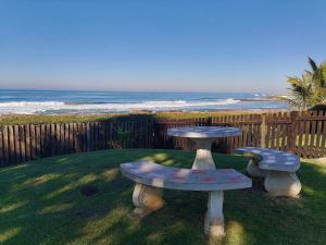 マーゲートにあるSouthern Comfort - On the Poolの海辺の芝生の上に座った二つのテーブル