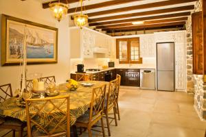 Kuchyň nebo kuchyňský kout v ubytování R&G luxury accommodation Kalymnos villa