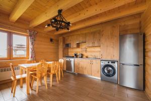 Kuchyňa alebo kuchynka v ubytovaní Domki Gorce Klikuszowa Sauna Jacuzzi