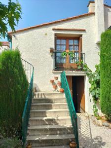 eine Treppe, die zu einem Haus mit einem Fenster führt in der Unterkunft Apartament rural 2/4 PAX Vallespir in Maureillas