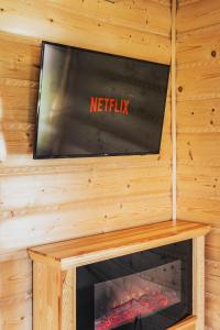 Televízia a/alebo spoločenská miestnosť v ubytovaní Domki Gorce Klikuszowa Sauna Jacuzzi