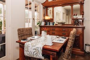 uma sala de jantar com uma mesa e um espelho em Hope Farm Guesthouse em York