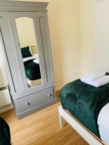 Postel nebo postele na pokoji v ubytování Lindeburgh Retreat