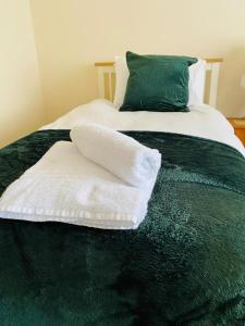 Łóżko lub łóżka w pokoju w obiekcie Lindeburgh Retreat