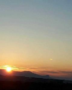 einen Sonnenuntergang mit der Sonne am Himmel in der Unterkunft La Vecchia Marina sul mare in Marinella di Selinunte