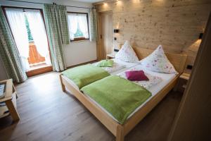 Un pat sau paturi într-o cameră la Gästehaus Göllblick