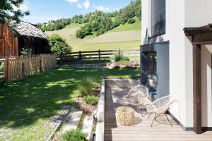 Vonkajšia záhrada v ubytovaní Apartments Armeri Black Dolomites