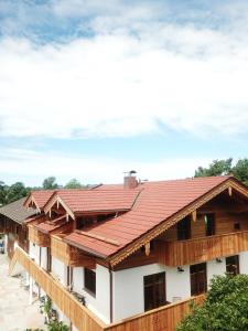 uma casa em construção com telhado vermelho em Chiemseehof em Prien am Chiemsee