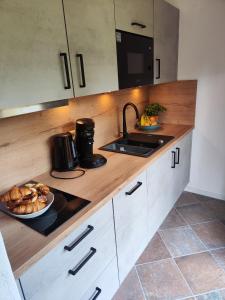 A kitchen or kitchenette at Chiemseehof