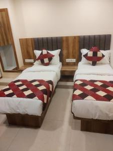 Postel nebo postele na pokoji v ubytování Hotel BKC Corporate Inn