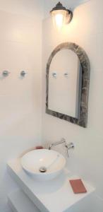プラティスヤロス・シフノスにあるOstria Studiosのバスルーム(白い洗面台、鏡付)