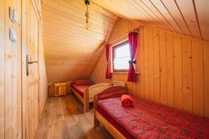 Posteľ alebo postele v izbe v ubytovaní Domki Gorce Klikuszowa Sauna Jacuzzi