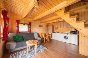 Kuchyňa alebo kuchynka v ubytovaní Domki Gorce Klikuszowa Sauna Jacuzzi