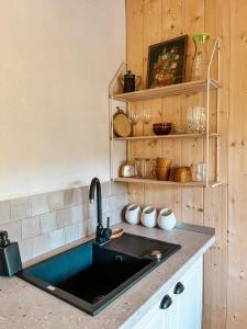 Dapur atau dapur kecil di Elysian Fields - The Island Tiny House