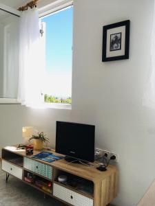 Televízia a/alebo spoločenská miestnosť v ubytovaní Solenta - Sunny & Bright Apartment near Beach w Self CheckIN