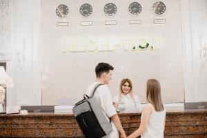 un homme et une femme debout devant une réception dans l'établissement Konstantin Plaza, à Samarcande 61 autres photos
