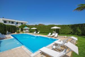 Bazen u objektu Residence Punta Cassano - In piscina sulla spiaggia di sabbia ili u blizini