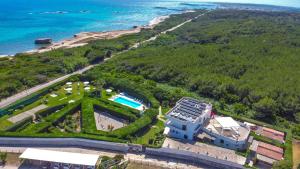 Ett flygfoto av Residence Punta Cassano - In piscina sulla spiaggia di sabbia