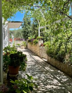 Zahrada ubytování Apartman Gorana with swimming pool