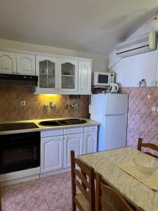 Kuchyň nebo kuchyňský kout v ubytování Apartman Gorana with swimming pool