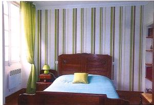 sypialnia z łóżkiem z żółtą poduszką w obiekcie TheBees 