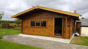 een kleine blokhut met een groot raam bij Swallows Nest Stanbury Wharf in Holsworthy