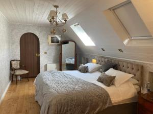 - une chambre avec un grand lit et un miroir dans l'établissement Ivy Cottage B&B, à Killarney