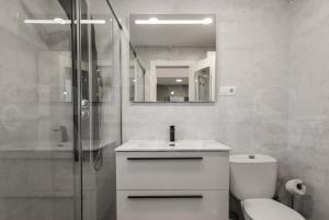 A bathroom at Sunny & modern apartment - Center by REMS Még 36 kép