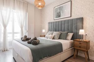 A bed or beds in a room at Sunny & modern apartment - Center by REMS