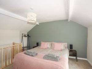 A bed or beds in a room at Cwm Ceiliog Annex