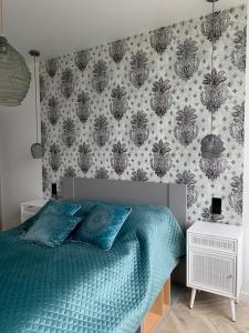 een slaapkamer met een bed met een groen dekbed bij Apartament No. 9 Charzykowy in Charzykowy