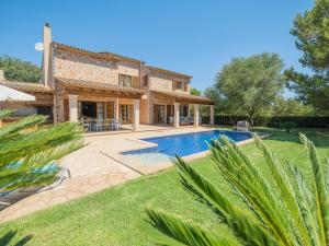 una imagen de una villa con piscina en Luxury finca Ses Quaranta en Campos