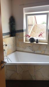 Kylpyhuone majoituspaikassa Ferienhaus Annodazumol