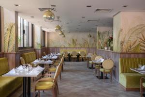 Restaurace v ubytování Rhactus Hotel, New Alamein