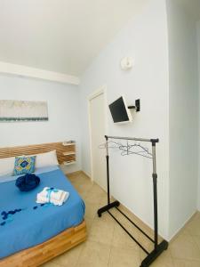 - une chambre avec un lit et un panier de basket dans l'établissement Casa Nanà, à Pouzzoles