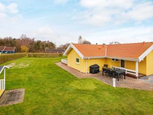 Casa amarilla con patio y patio en 6 person holiday home in Nordborg, en Nordborg
