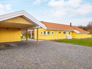 ノーポにある6 person holiday home in Nordborgの砂利道付黄色の家