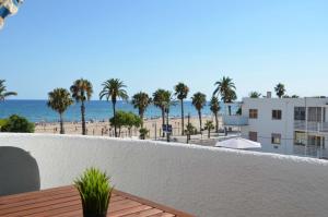 desde el balcón de un complejo con vistas a la playa en La Torre Marinada, en Cambrils