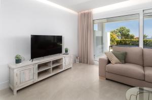 Telewizja i/lub zestaw kina domowego w obiekcie Emerald Green 2380 Golf & beach