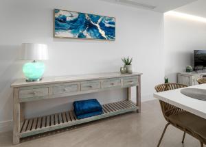 Telewizja i/lub zestaw kina domowego w obiekcie Emerald Green 2380 Golf & beach