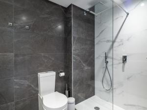 W łazience znajduje się biała toaleta i prysznic. w obiekcie Emerald Green 2380 Golf & beach w mieście San Roque