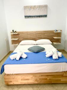 - un grand lit avec 3 oreillers dans l'établissement Casa Nanà, à Pouzzoles