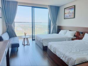 Un pat sau paturi într-o cameră la Beach Condotel - Apec Phú Yên