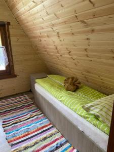 Ένα ή περισσότερα κρεβάτια σε δωμάτιο στο Satul de Vacanța Carla