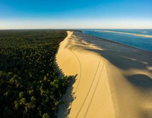 - une vue aérienne sur une plage de sable près de l'océan dans l'établissement Maison SPA proche gare et centre ville, au Teich