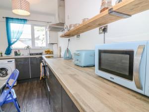 una cucina con bancone e TV di 20 Doune Cottage a Brechin