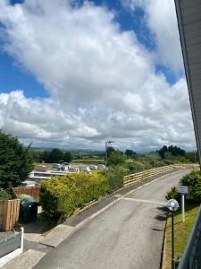 una strada vuota con un cielo nuvoloso sullo sfondo di Apartment 14 ad Aberystwyth