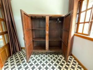 a room with a closet with a black and white tiled floor at Villa Secret Garden Kep-Panoramic view-WI-FI in Phumĭ Prey Srâmaôch