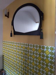 baño con espejo y cortina de ducha en chambres d'hôtes Le Carillon en Bergues