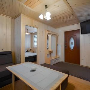 sala de estar con mesa y dormitorio en uMarcina en Jurgów